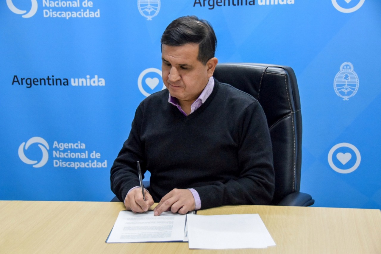 El director ejecutivo de la Agencia Nacional de Discapacidad, Fernando Galarraga firmando el convenio. 