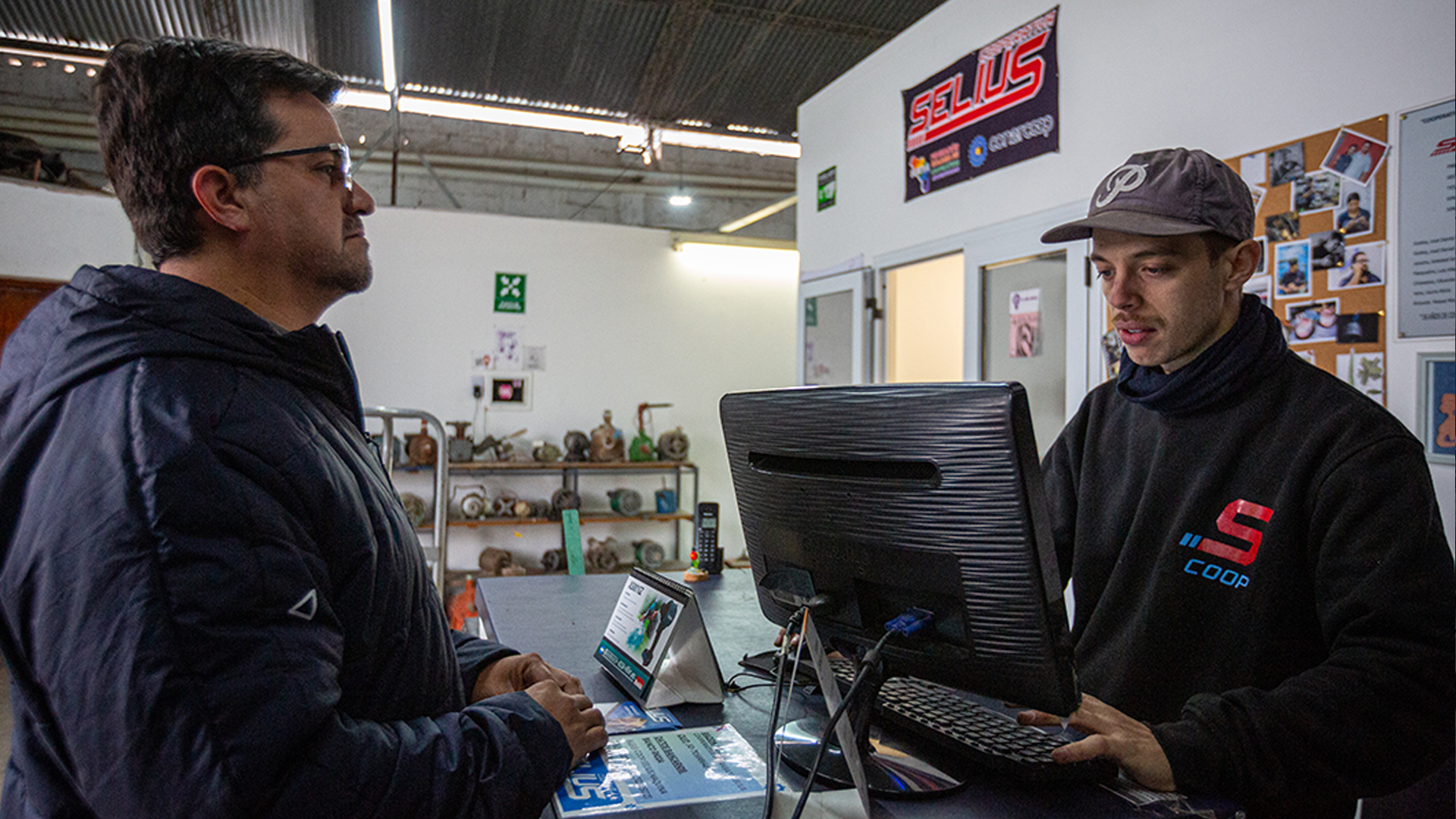 Uno de los integrantes de la cooperativa atendiendo al público detrás de una computadora