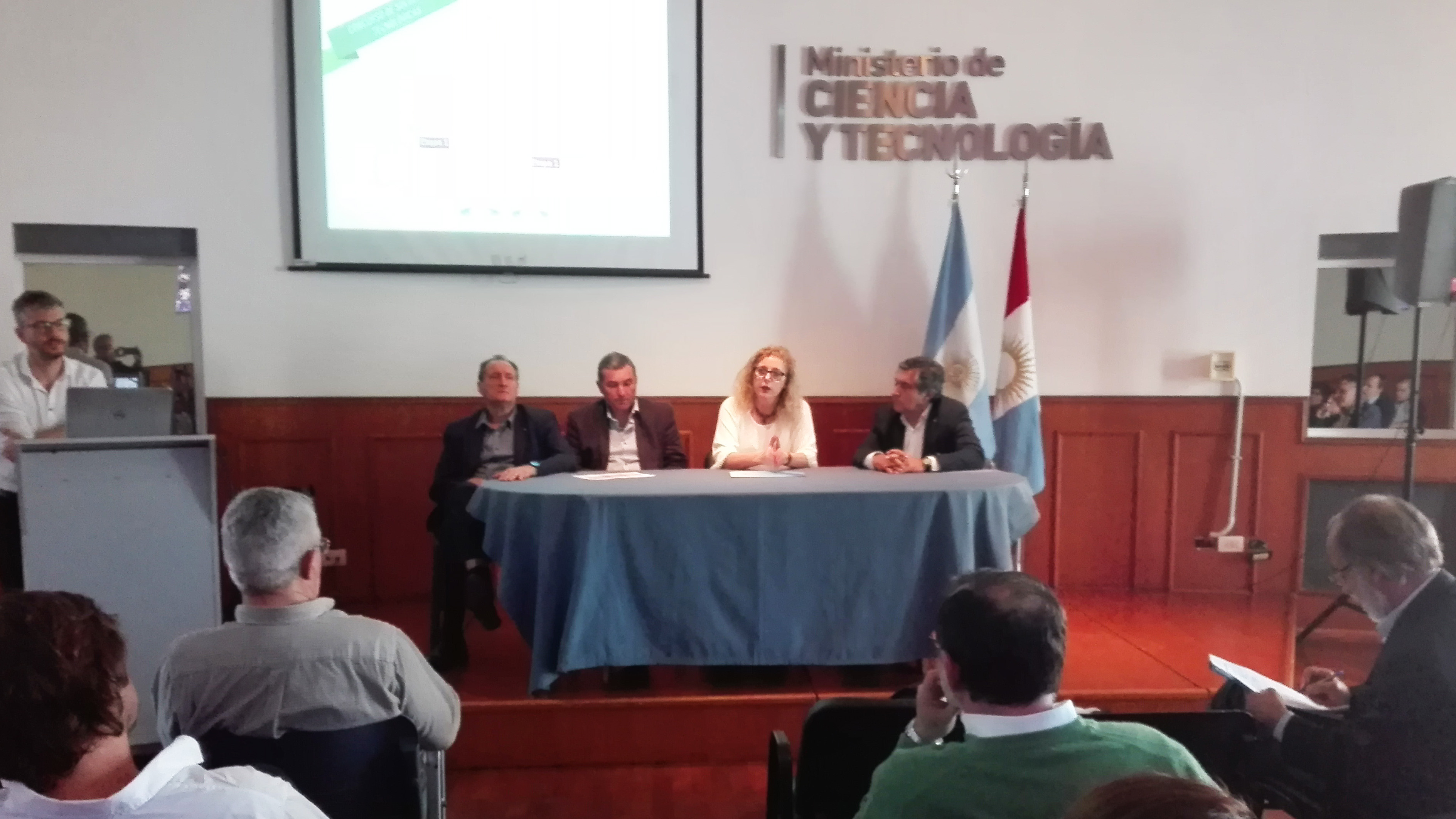 Autoridades y empresarios durante la presentación de los nuevos instrumentos