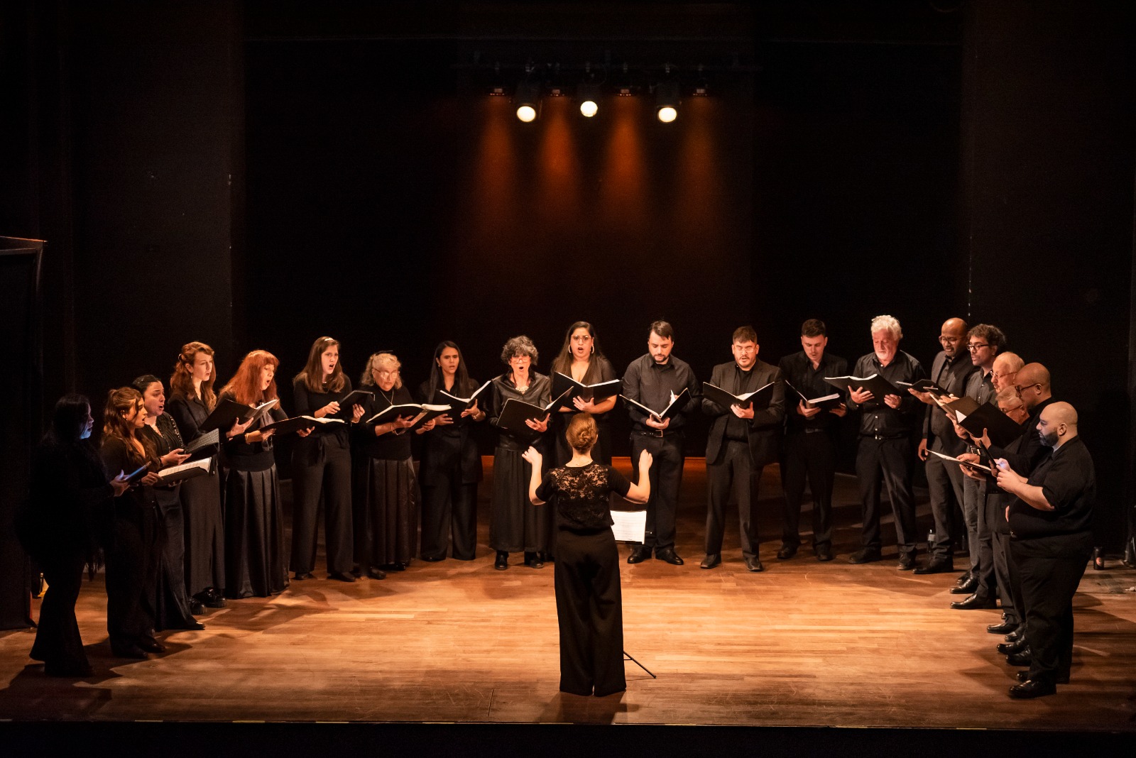 El Coro Gamma homenajea a Borges al cumplirse un nuevo aniversario de su nacimiento.