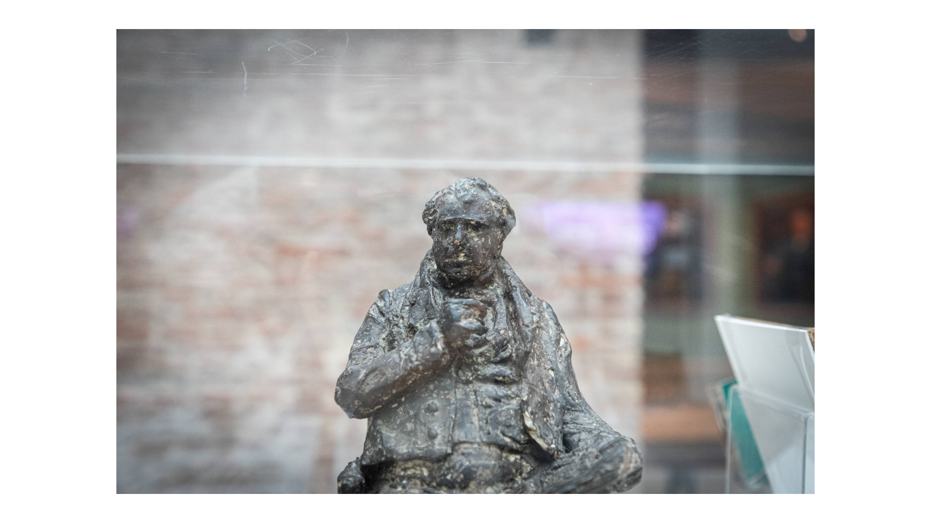 Vista de una estatua de Bernardino Rivadavia colocada en una vitrina en la exposición "Corrientes en Casa Rosada"