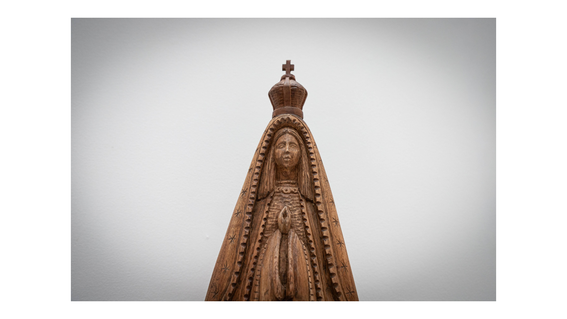 Estatua de madera de la Virgen María. Se encuentra expuesta en "Corrientes en Casa Rosada"
