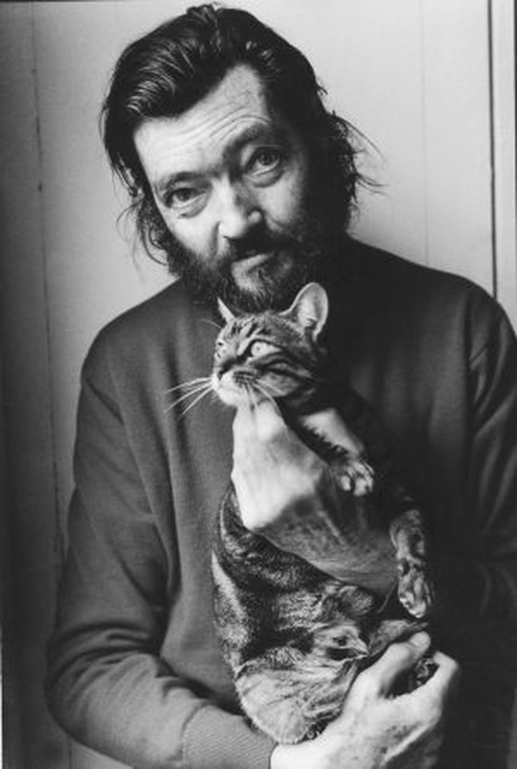 El escritor Julio Cortázar posa con su gato en 1982. // Foto: Ulla Montan
