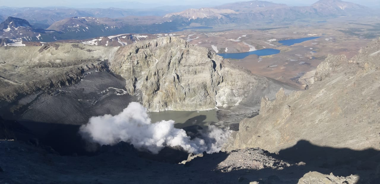 El nuevo equipamiento a adquirir permitirá contribuir a las tareas de monitoreo volcánico llevadas adelante por el SEGEMAR en los principales volcanes activos del país, así como a la caracterización de reservorios geotérmicos (fotografía: cráter del volcán Copahue, Neuquén. Gentileza OAVV)