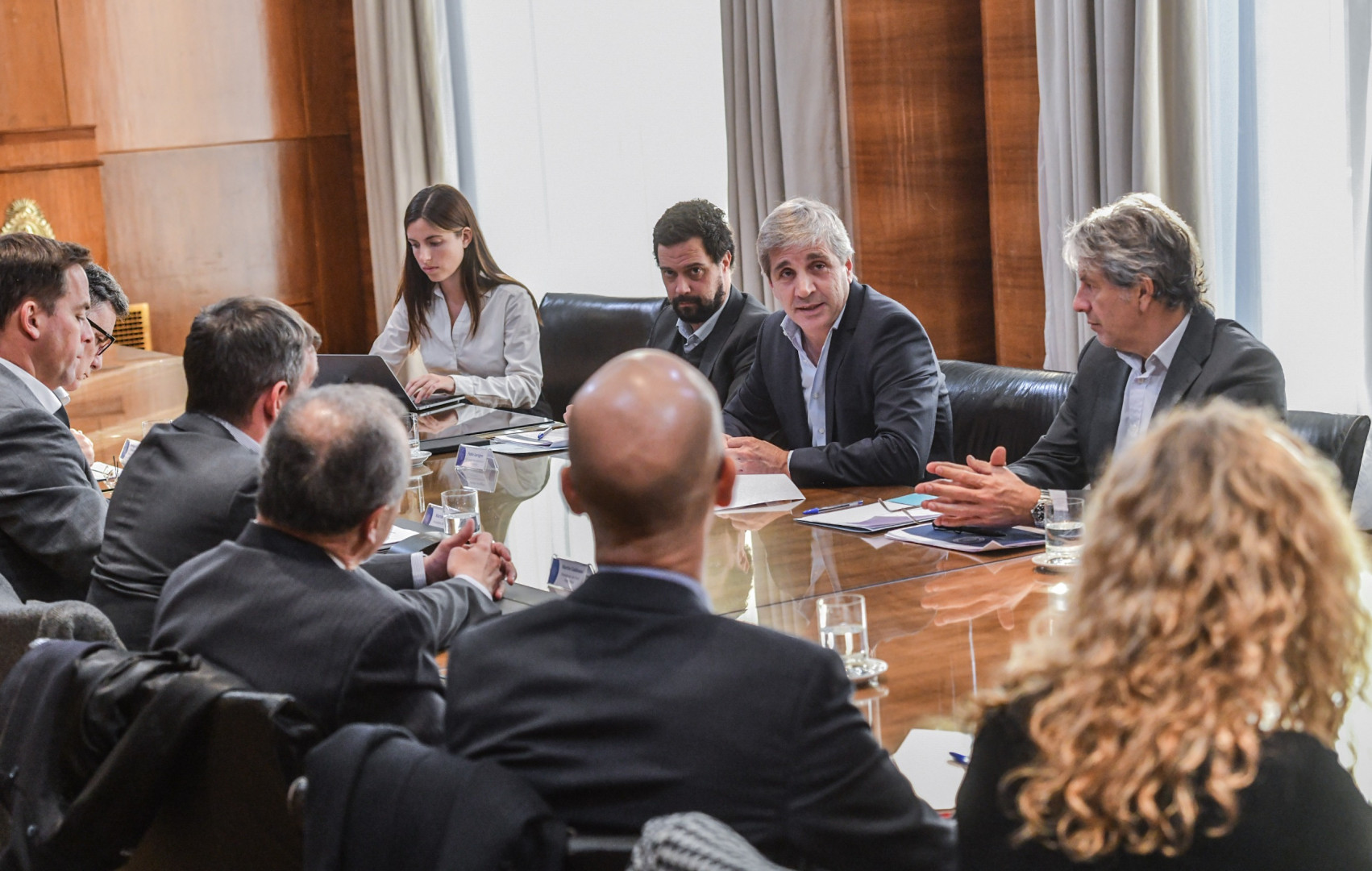 Luis Caputo se reuni&oacute; con representantes de la industria automotriz
