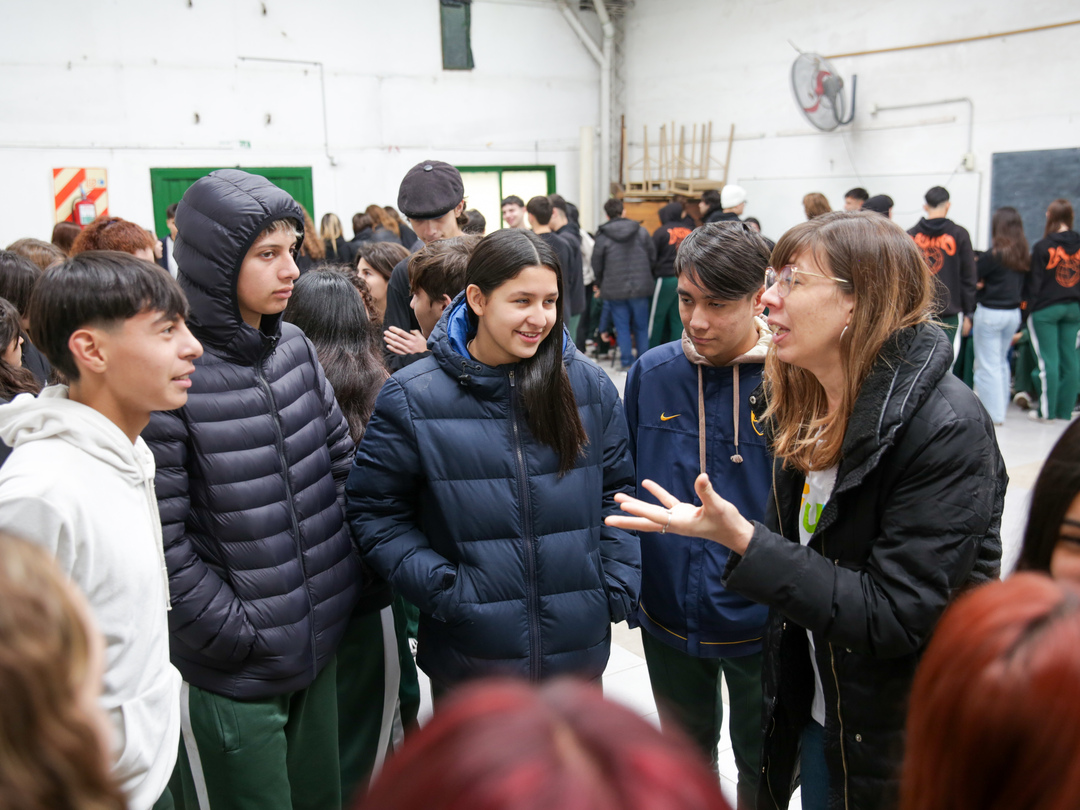 Estudiantes de la Escuela Popular Latinoamericana de Burzaco Jóvenes estudiantes en el taller Juventudes y Derechos