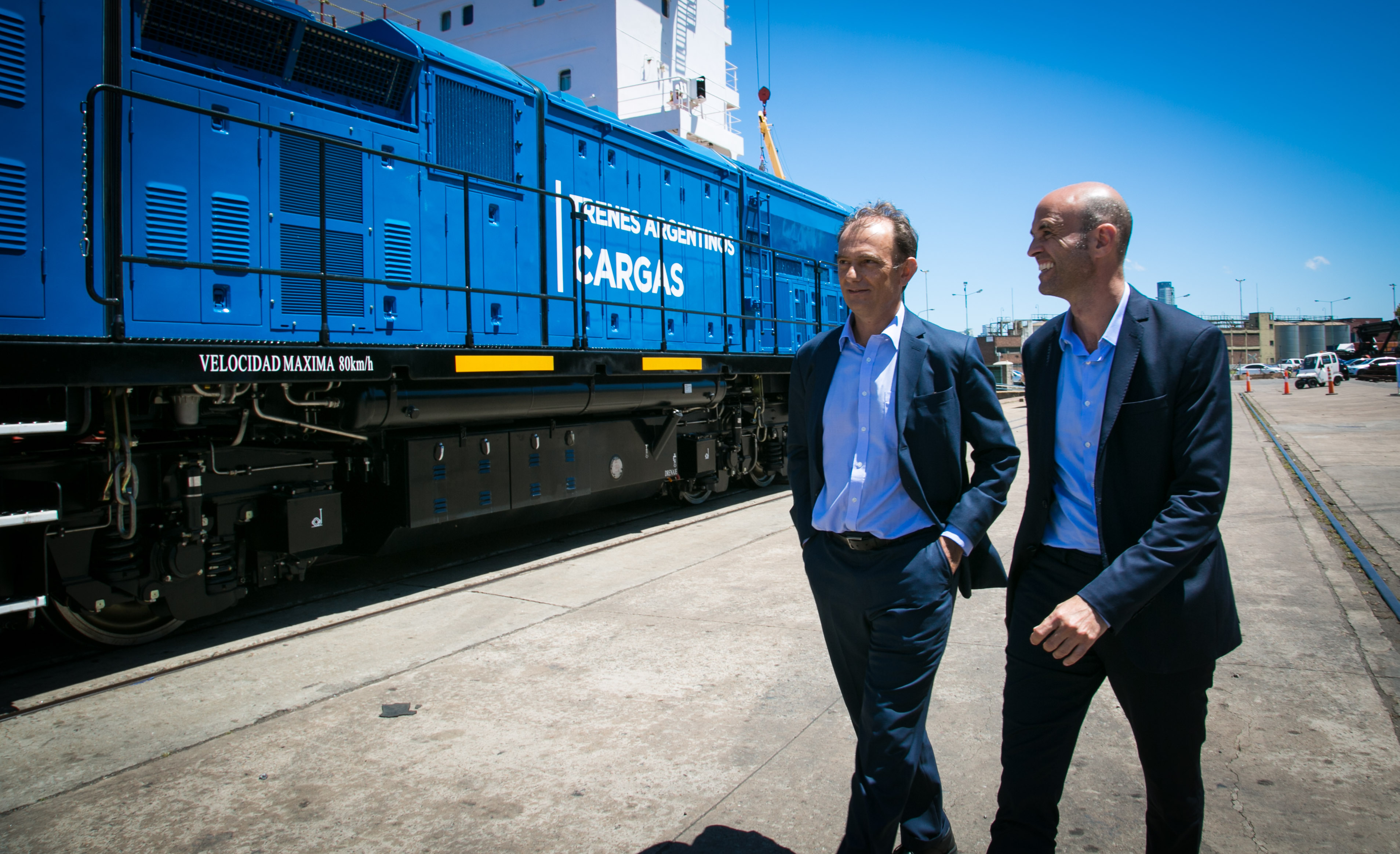 Dietrich y Lemos recibiendo nuevas locomotoras para la linea Belgrano