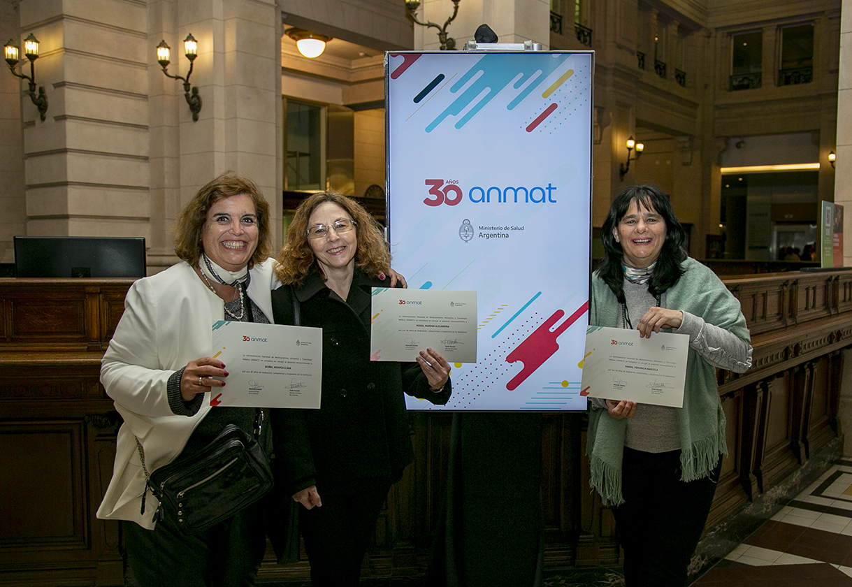 Tres trabajadoras de ANMAT reciben el diploma por los 30 años de trayectoria