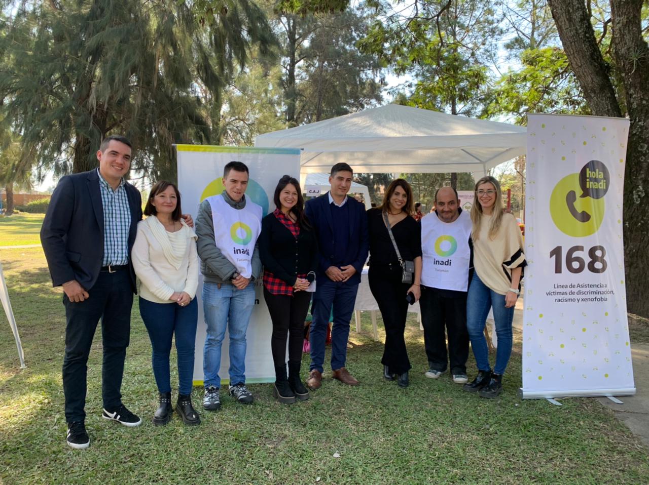 Victoria Donda en Tucumán 1 La titular del INADI posa junto a funcionarios y agentes estatales en un gazebo informativo en un lugar exterior