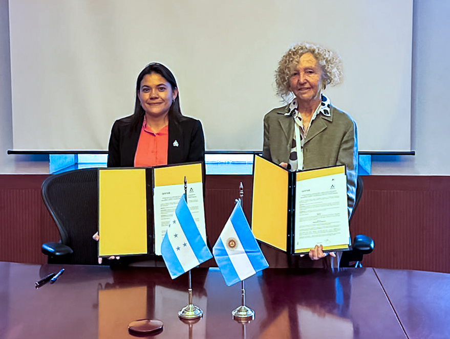 Dorian Salinas, comisionada presidenta de ARSA, y Agustina Bisio, administradora nacional de la ANMAT
