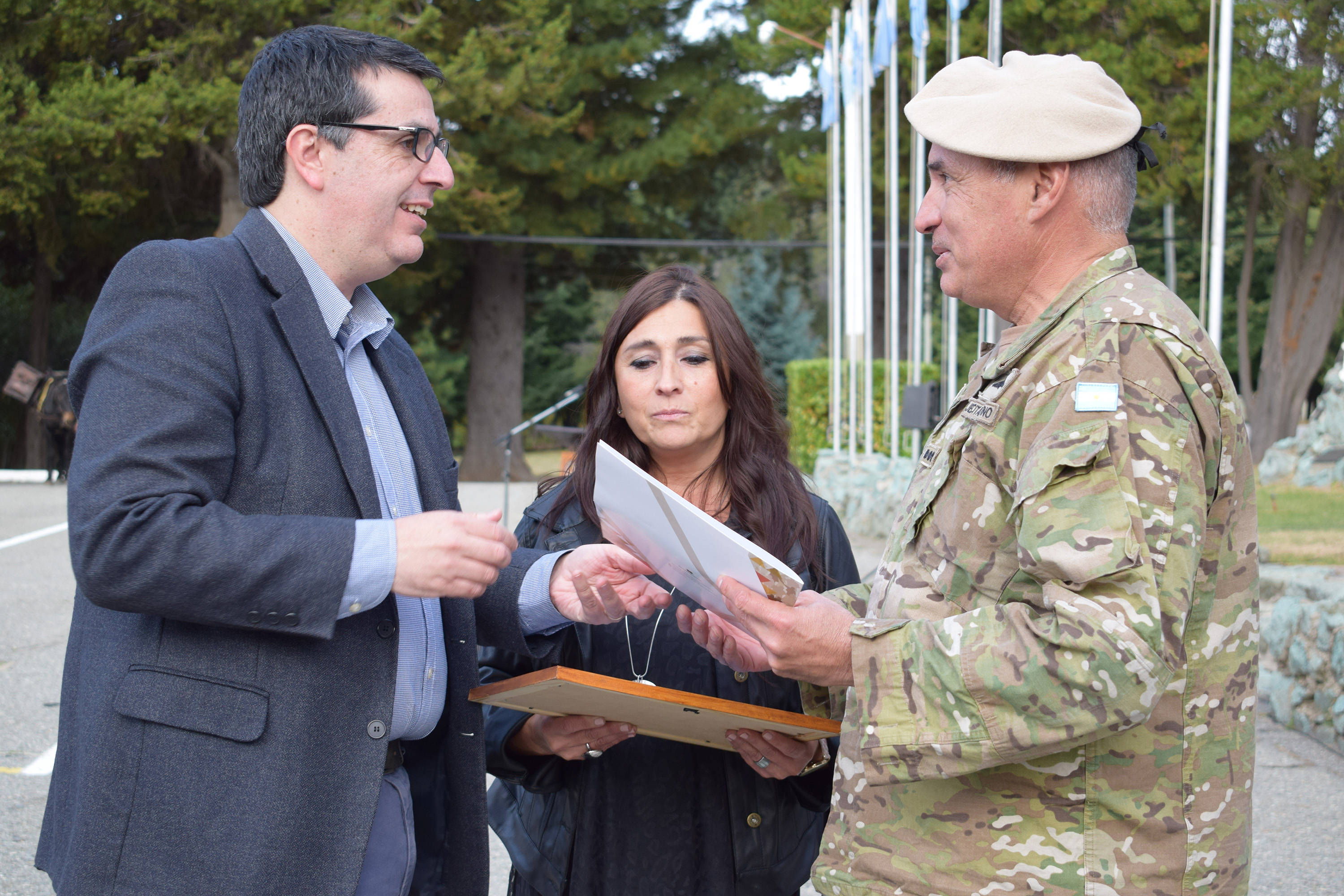 El presidente del Concejo Deliberante de Bariloche entrega la declaración de interés municipal al director de la Escuela Militar de Montaña