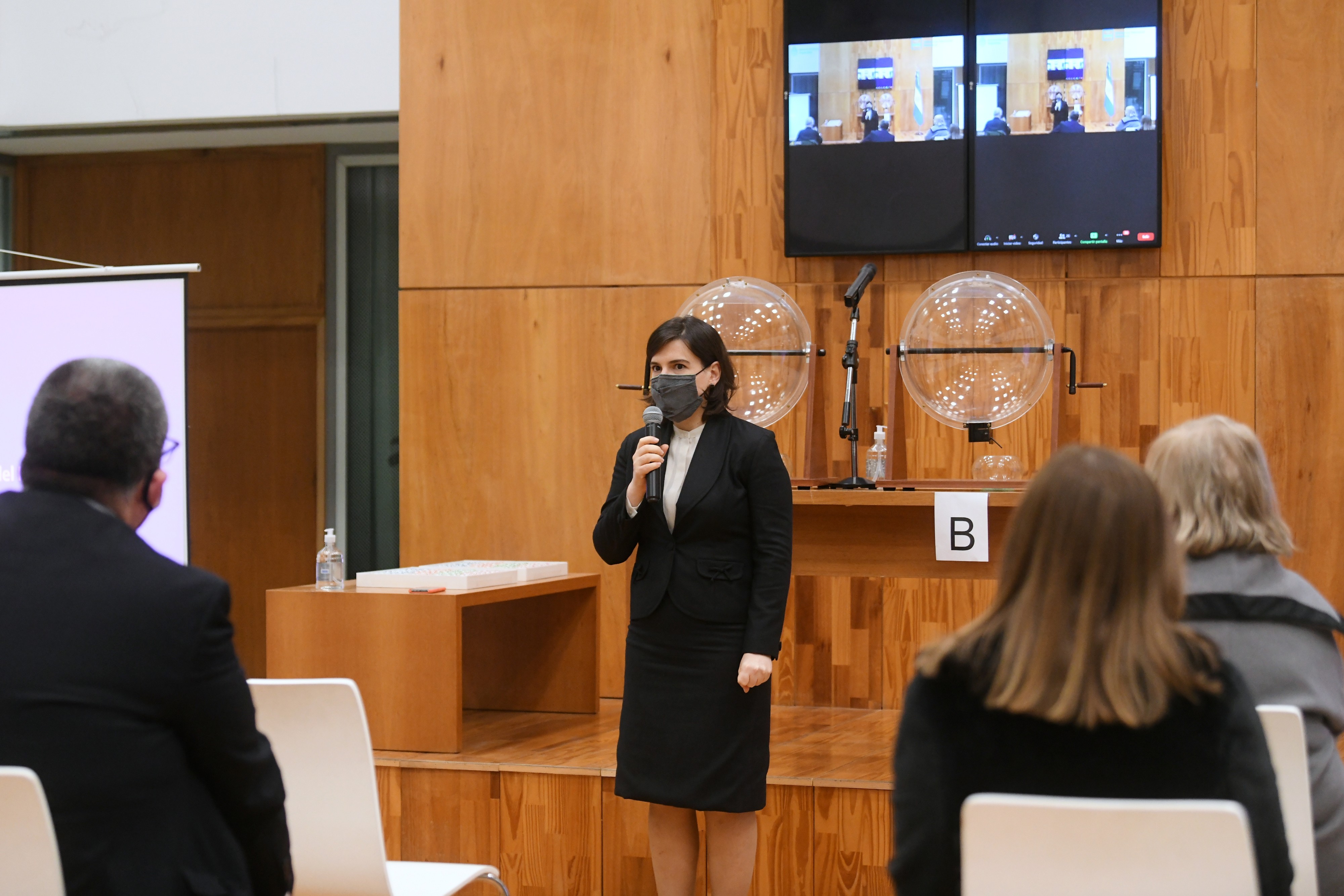 La Directora Diana Quiodo en el sorteo de espacios de publicidad electoral