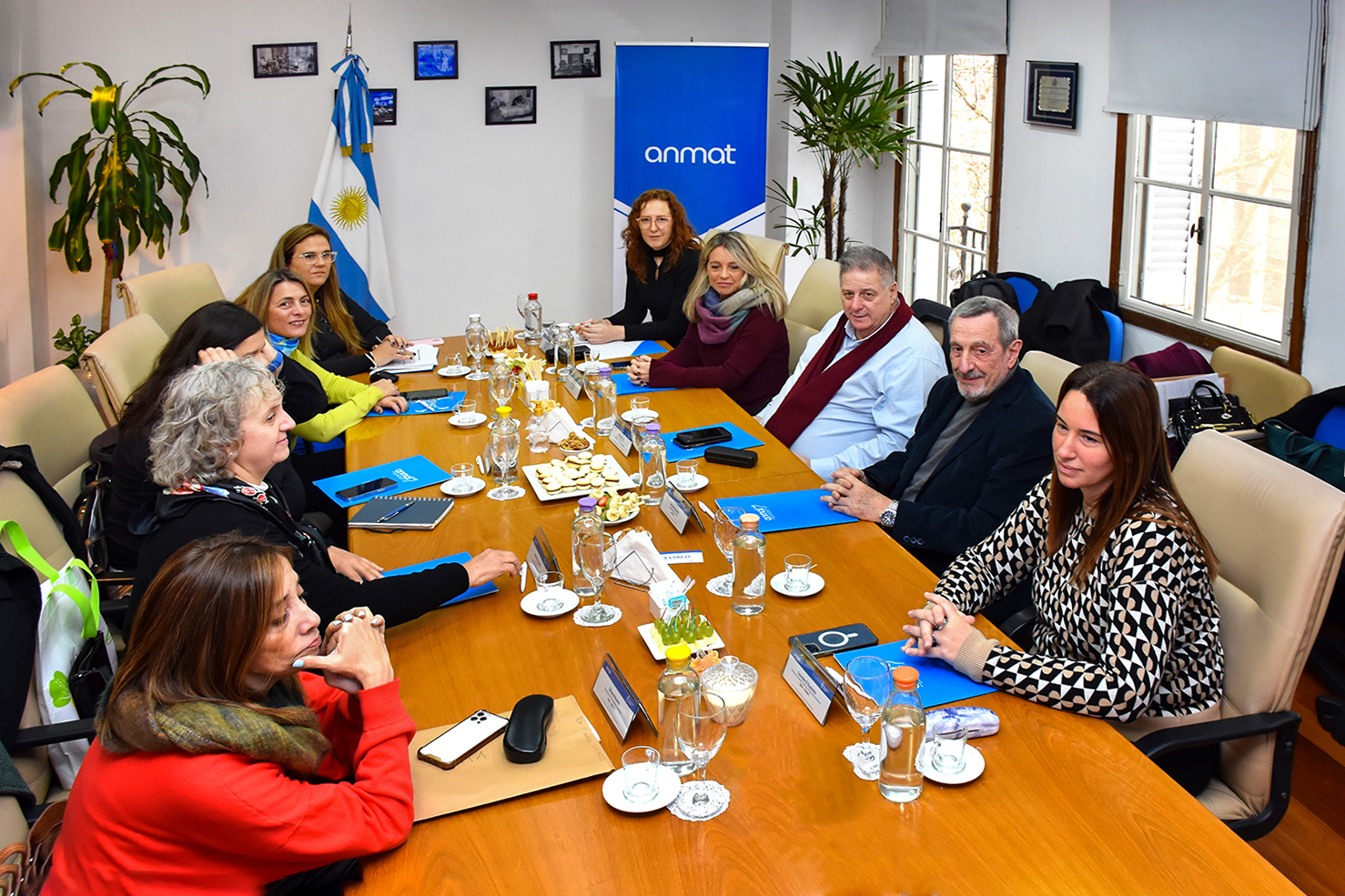 Autoridades del Ministerio de Salud de la Nación, ANMAT y la Asociación Celíaca Argentina reunidas.