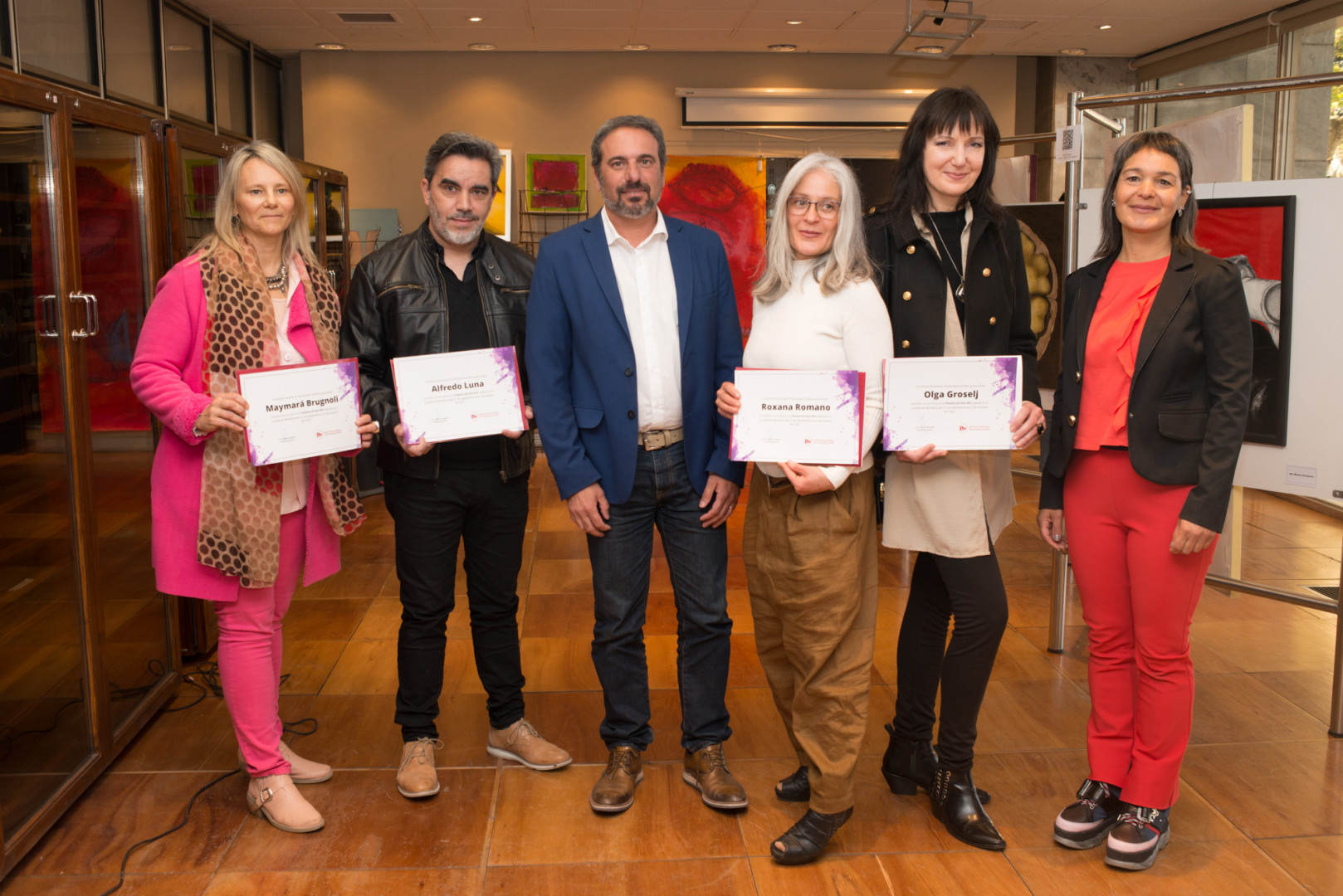 Martín Hinojosa junto a los artistas