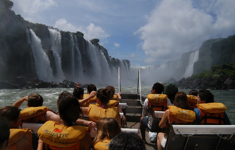 Turistas en Cataratas del Iguazú