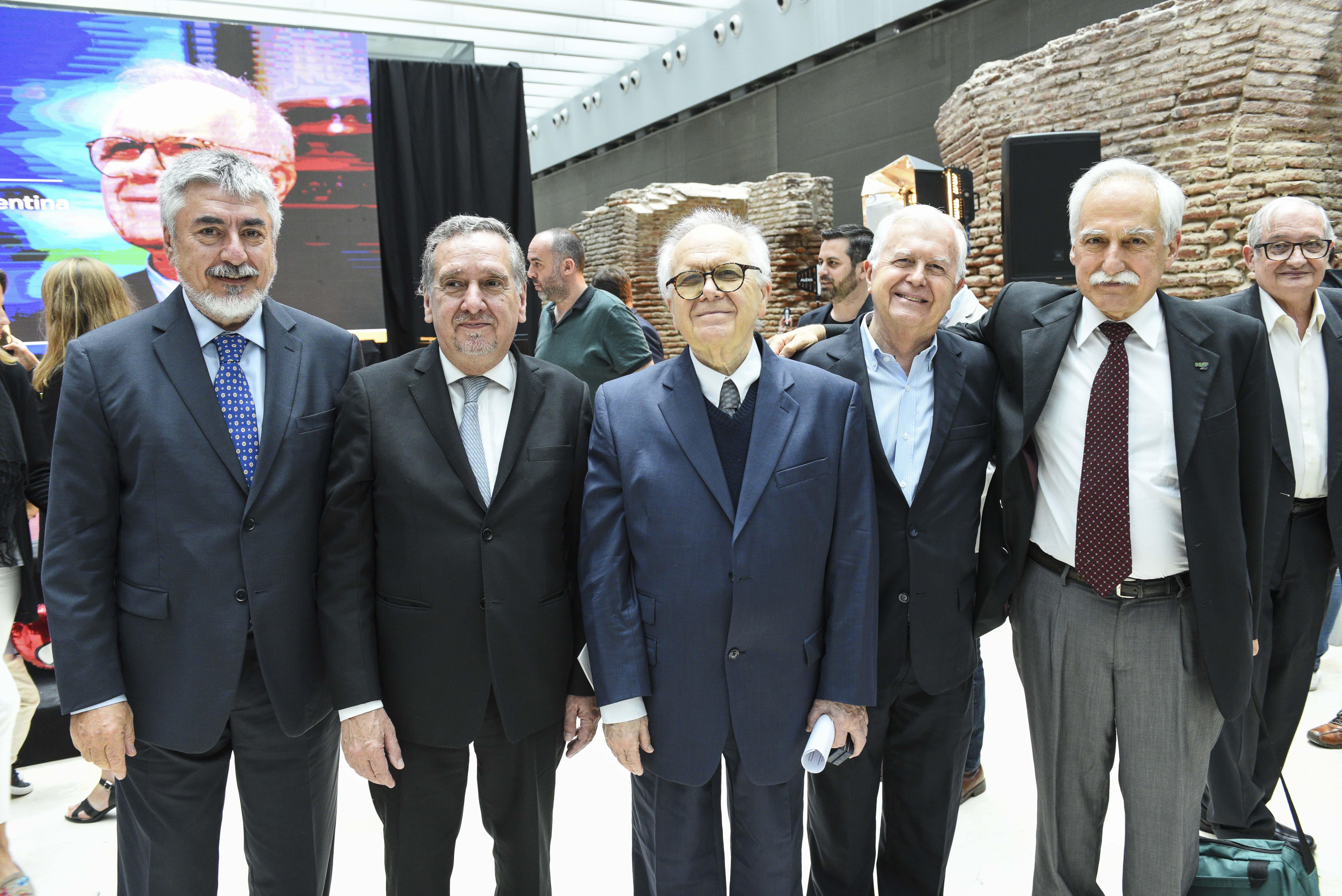 Dr. Conrado Varotto acompañado por el Dr. Lino Barañao, Secretario de Gobierno de Ciencia, Tecnología e Innovación Productiva y colegas y familiares.