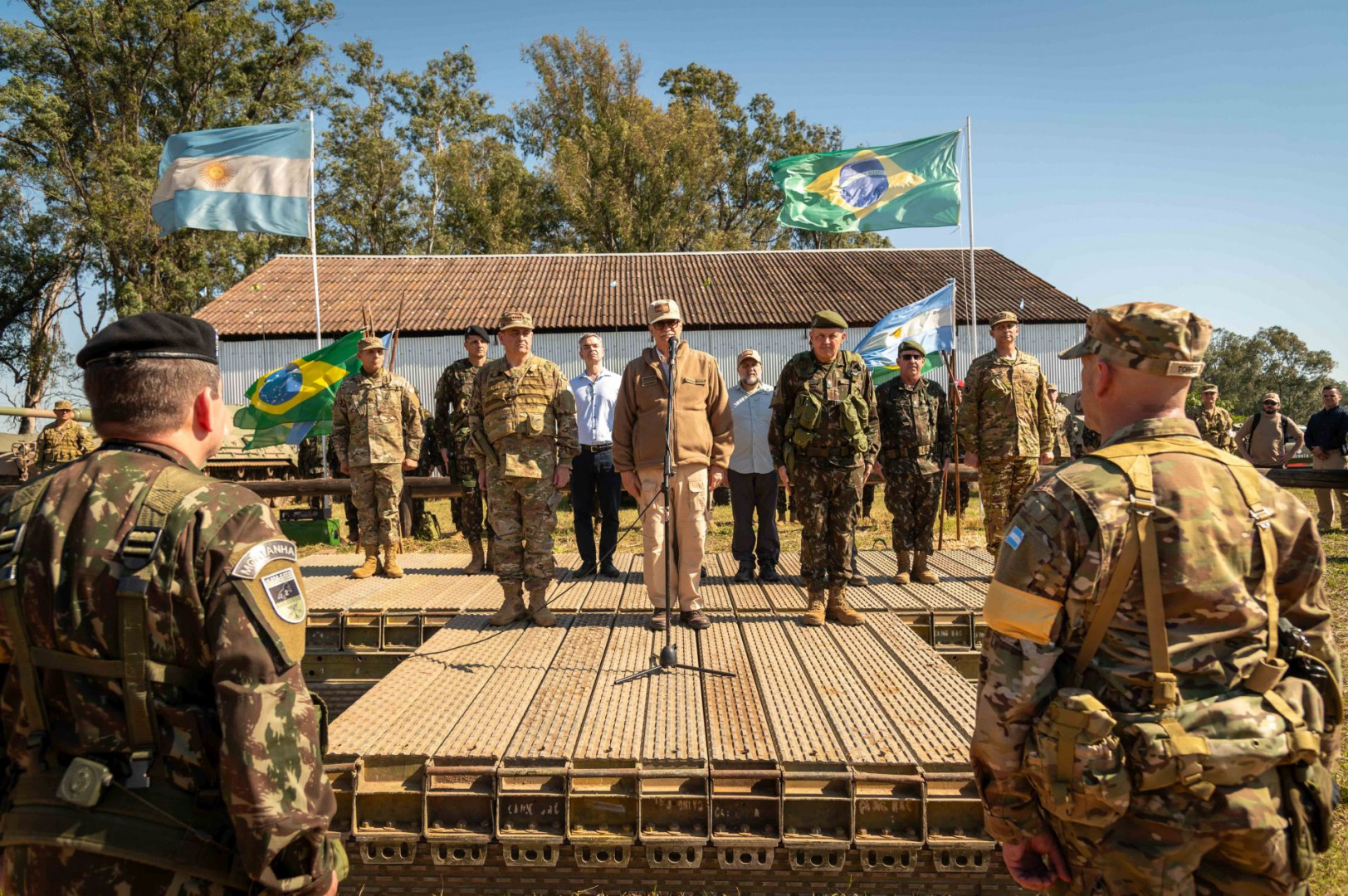 Los generales de brigada Federico Javier Torres y Rovian Alexandre Janjar, presentan los efectivos formados al ministro de Defensa