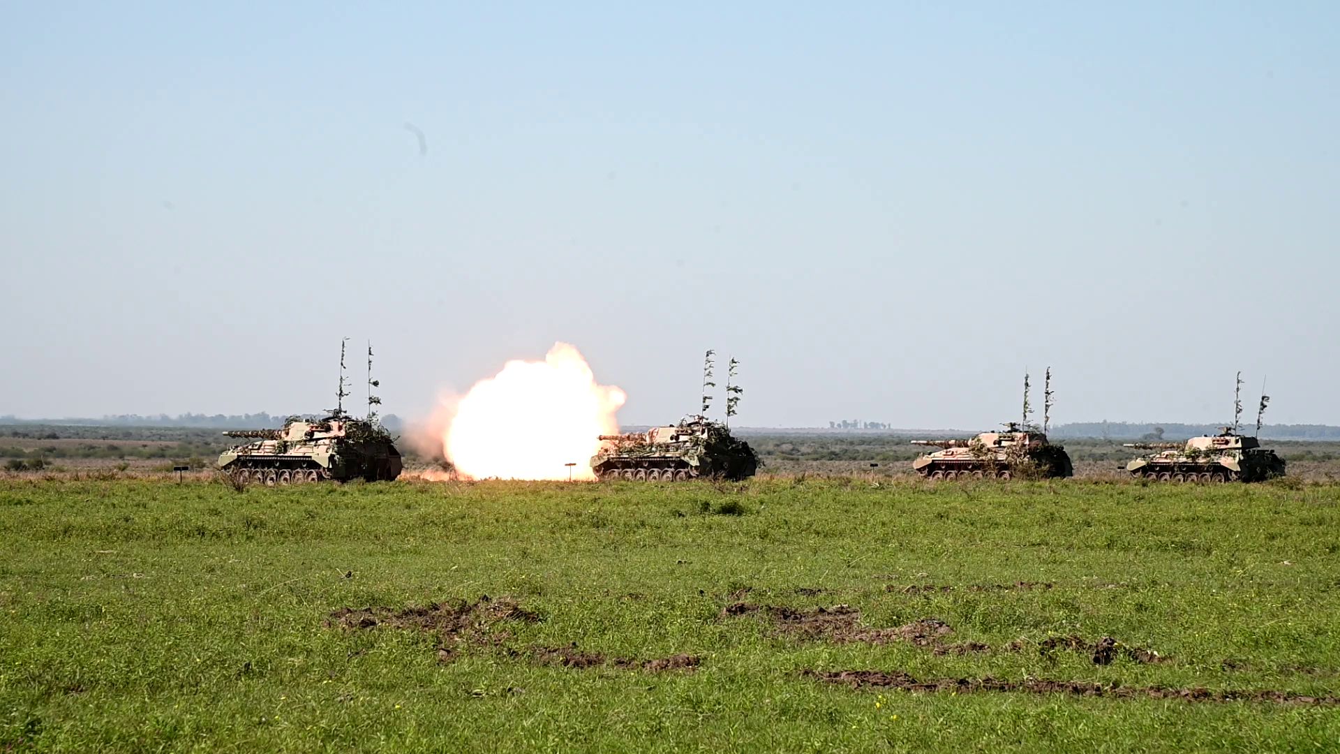 Vehículos de combate TAM hacen fuego sobre los objetivos designados
