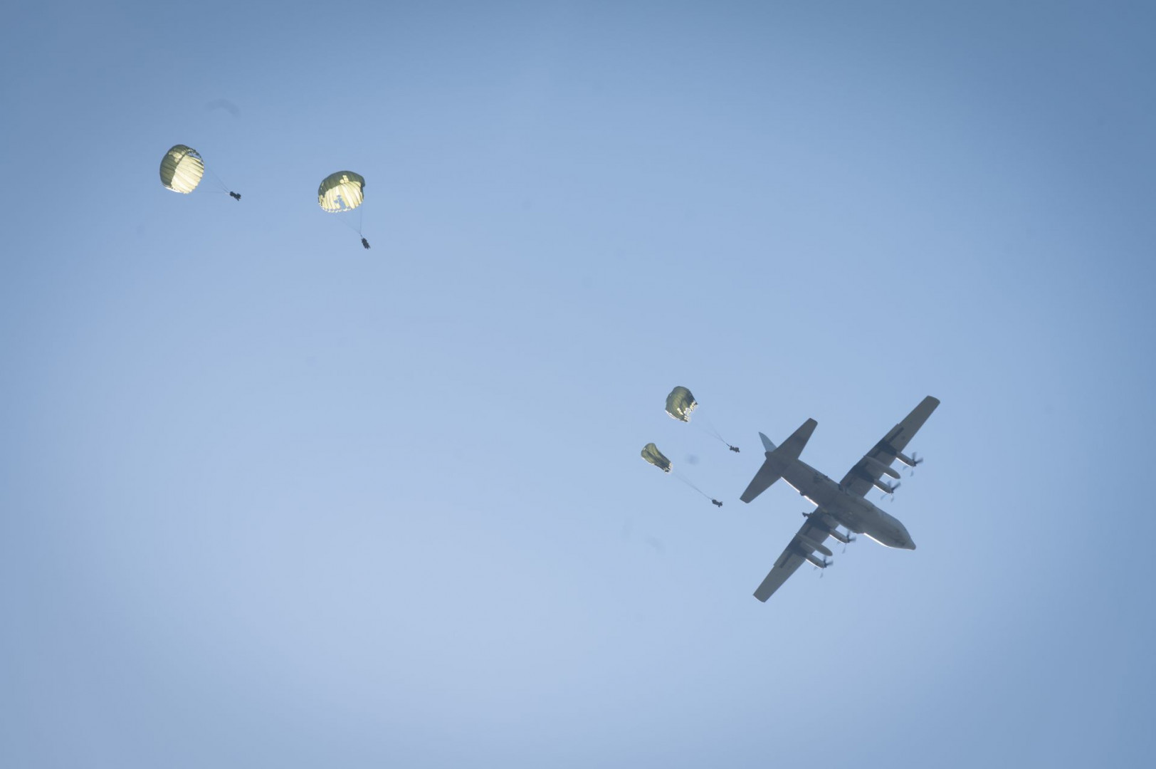 Los paracaidistas saltaron desde aeronaves argentinas y brasileñas