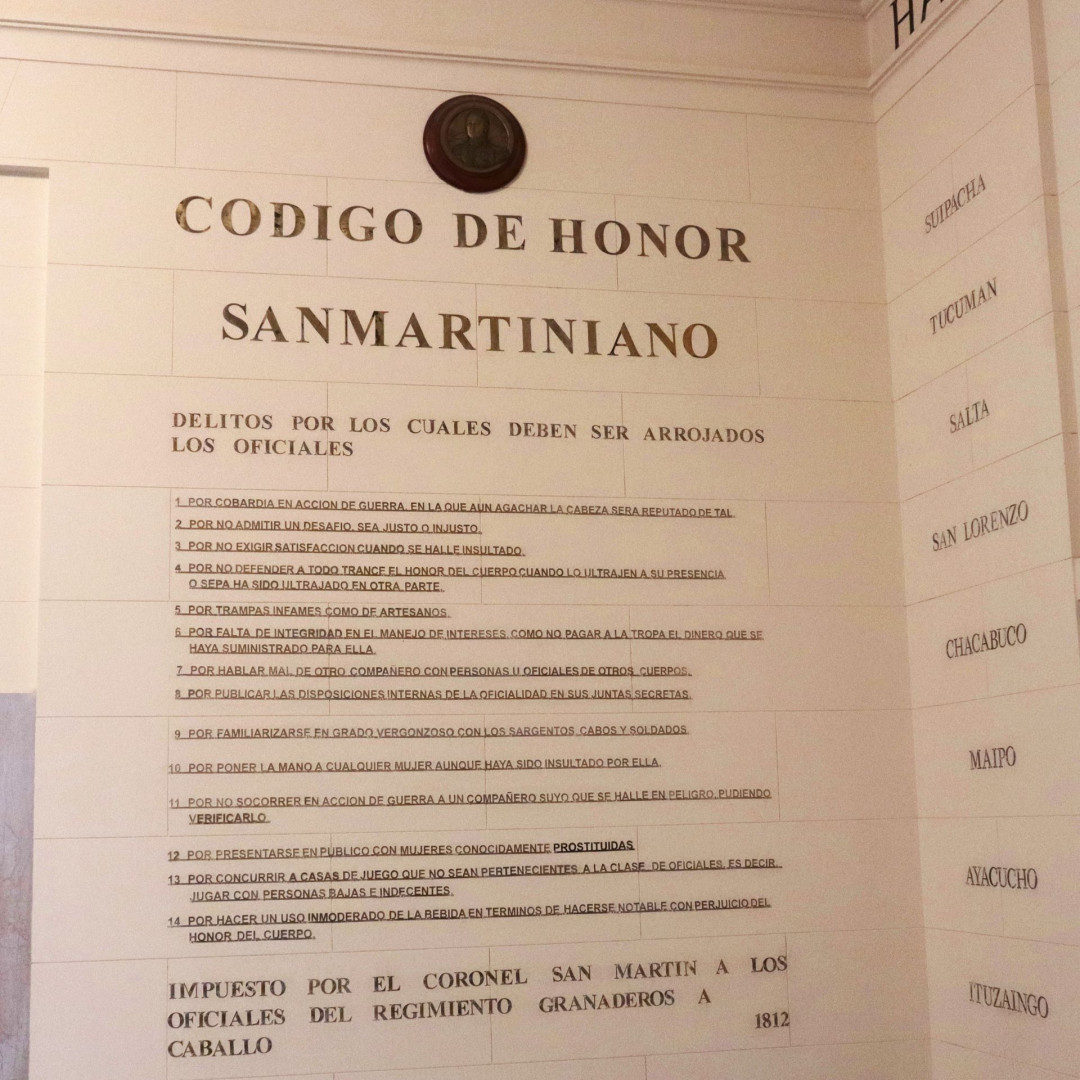 Código de Honor Sanmartiniano en las paredes del Patio de Honor del Colegio Militar de la Nación.