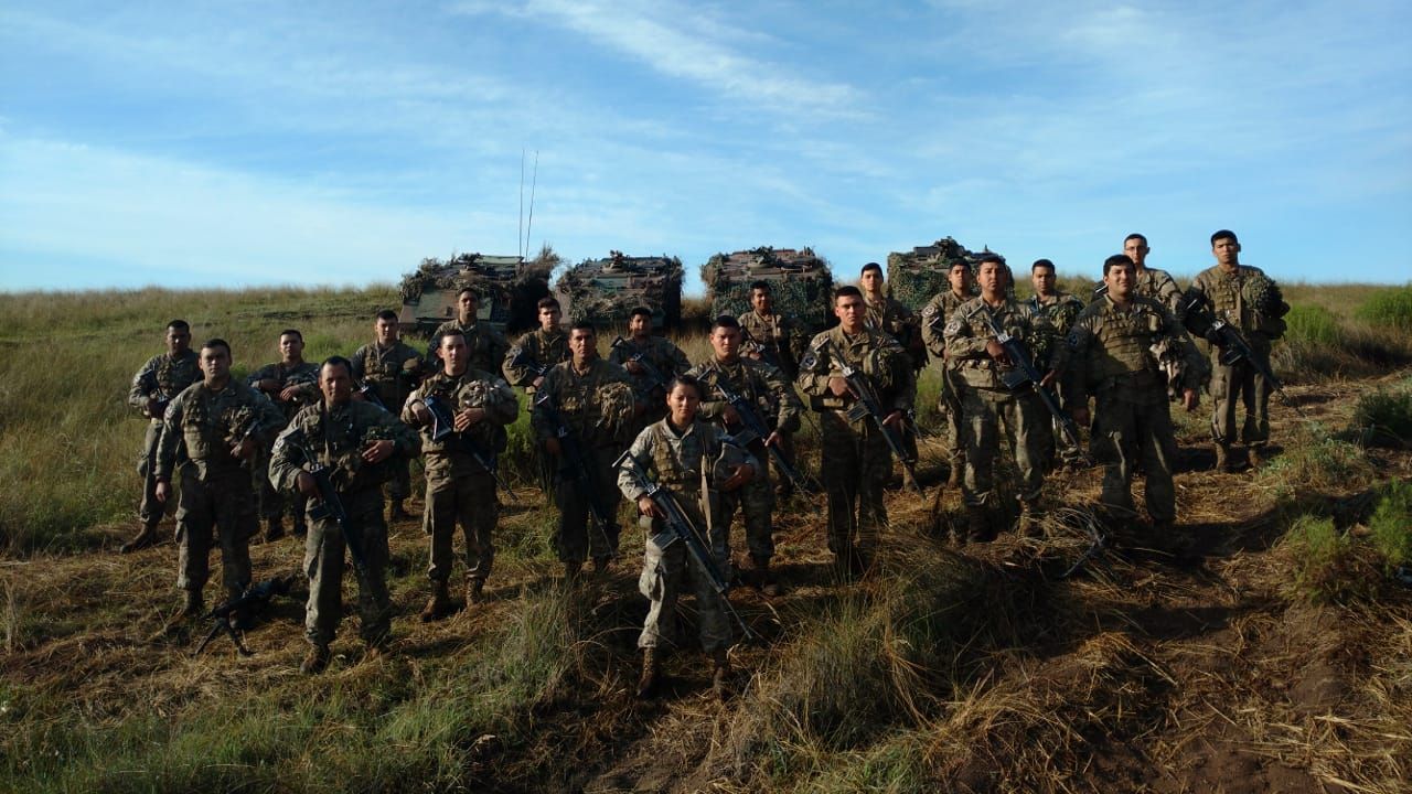 La subteniente Ontiveros junto a su sección de Infantería Mecanizada.