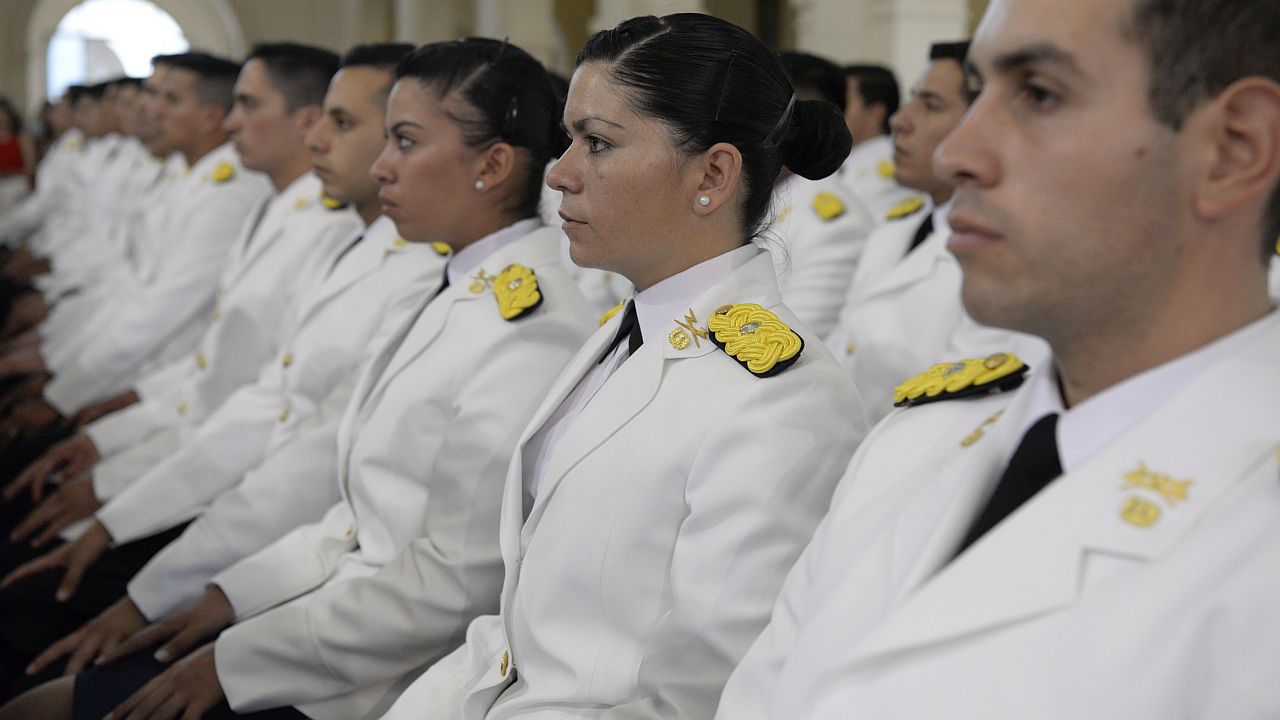 En el año 2013 se rompieron las últimas barreras para la total integración de la mujer al Ejército, al autorizarse su ingreso a las armas de Infantería y Caballería.