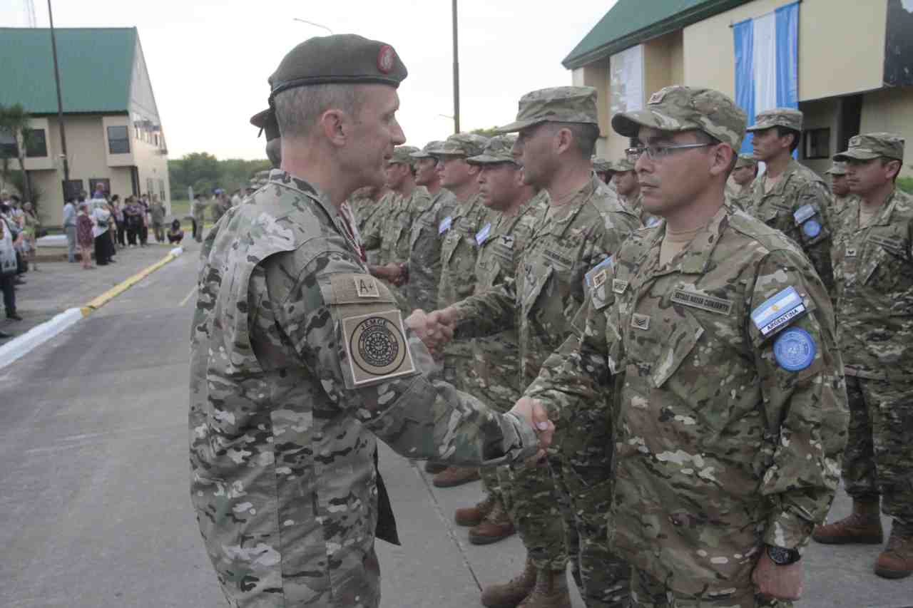 Luego de hablar con las tropas del Ejército, el general Pasqualini los saludó uno a uno.