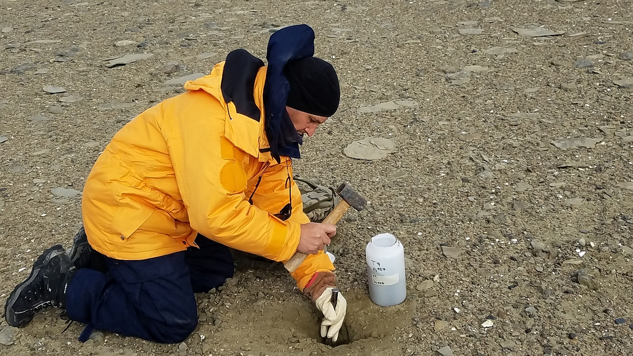 Obtención de muestras del suelo de permafrost.