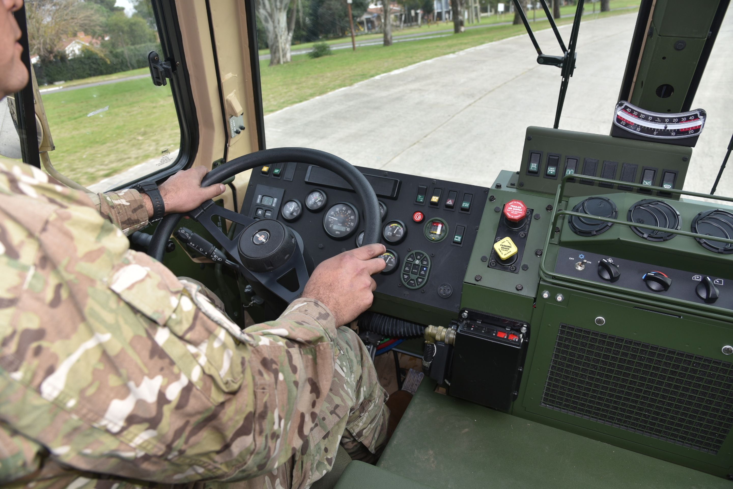 Resultado de imagen para El EjÃ©rcito Argentino presentÃ³ 22 camiones Oshkosh M1083 A1P2