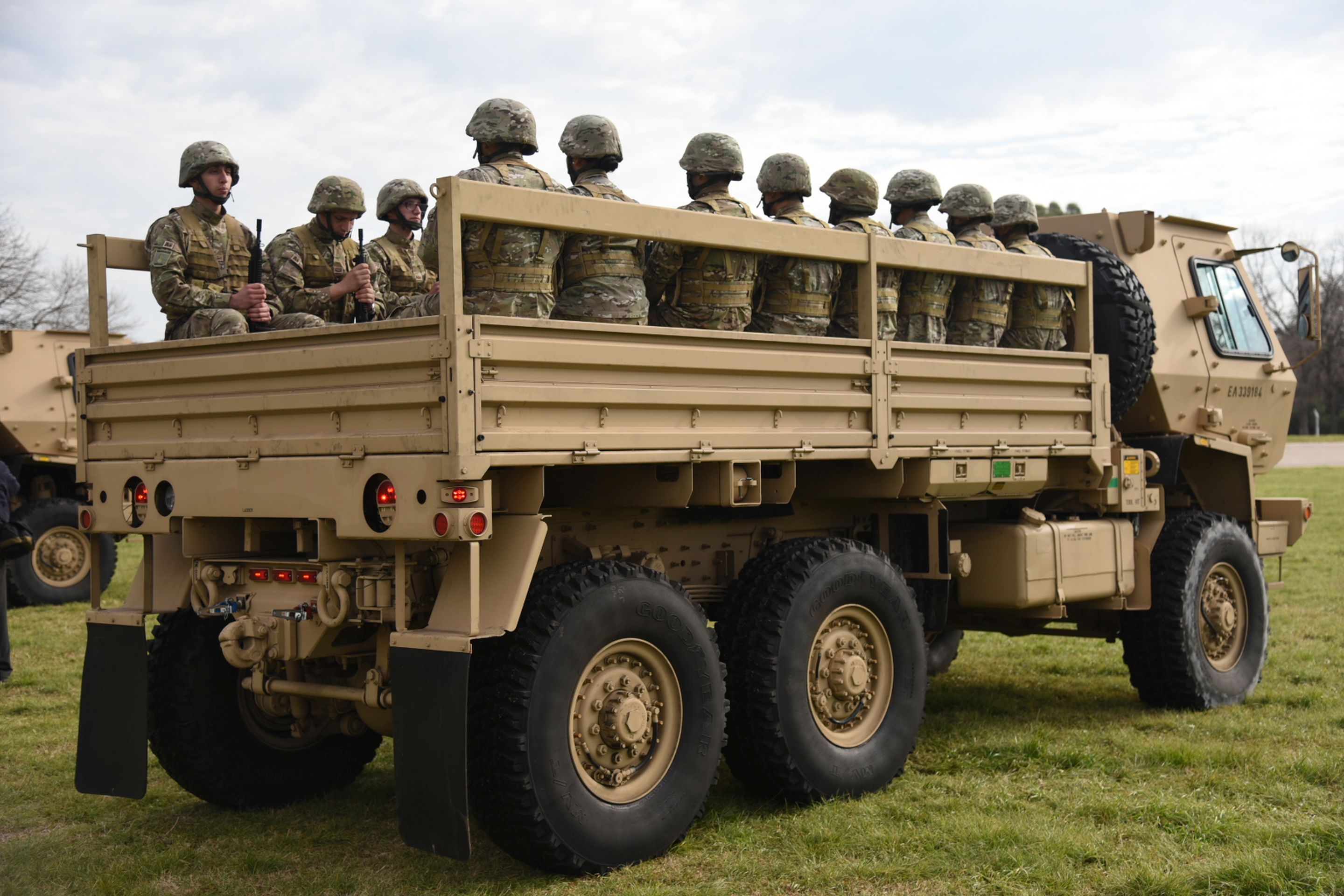 Resultado de imagen para El EjÃ©rcito Argentino presentÃ³ 22 camiones Oshkosh M1083 A1P2