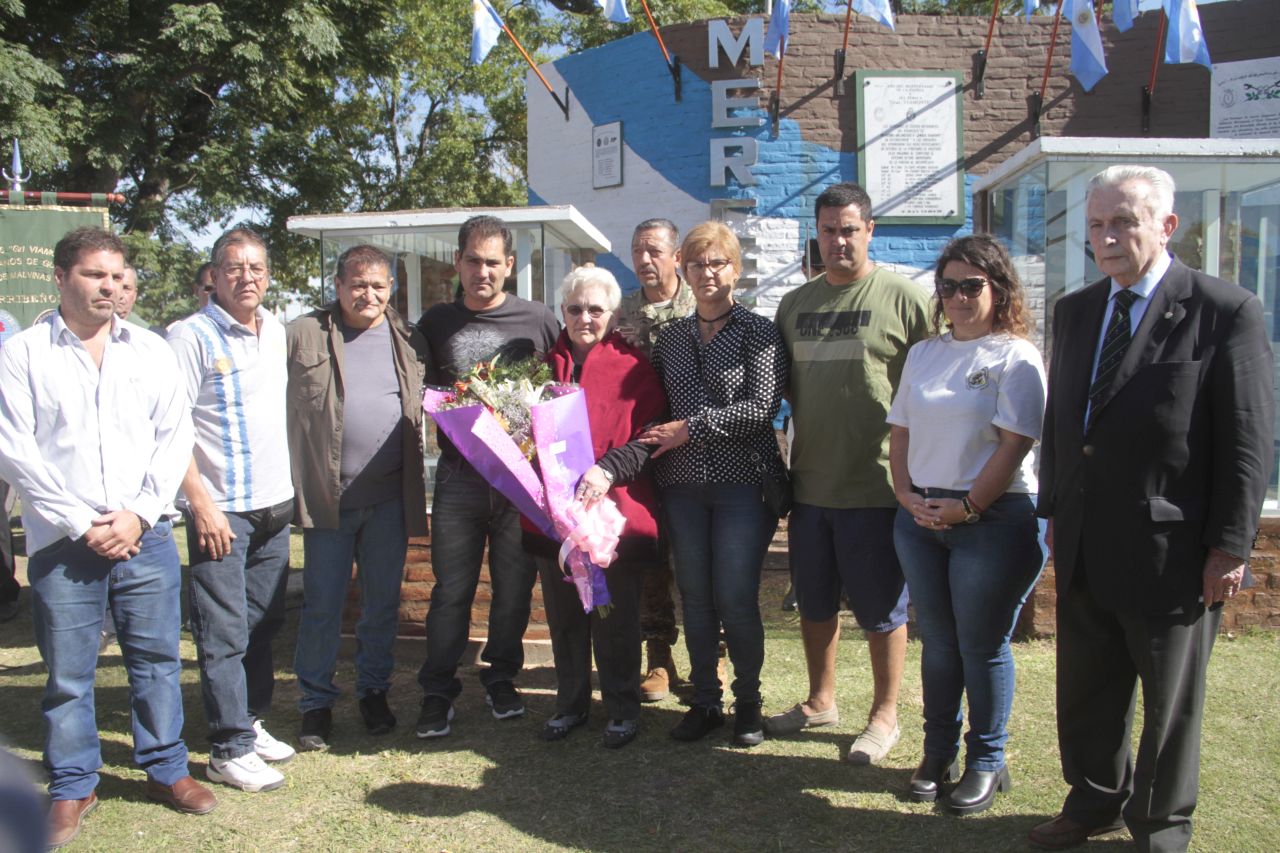 El general de división (R) VGM Halperín, junto a la madre del soldado Balvidares, Veteranos de Guerra y la presidente de la Comisión de Familiares de Caídos en Malvinas. El general de división (R) VGM Halperín, junto a la madre del soldado Balvidares, Veteranos de Guerra y la presidente de la Comisión de Familiares de Caídos en Malvinas.