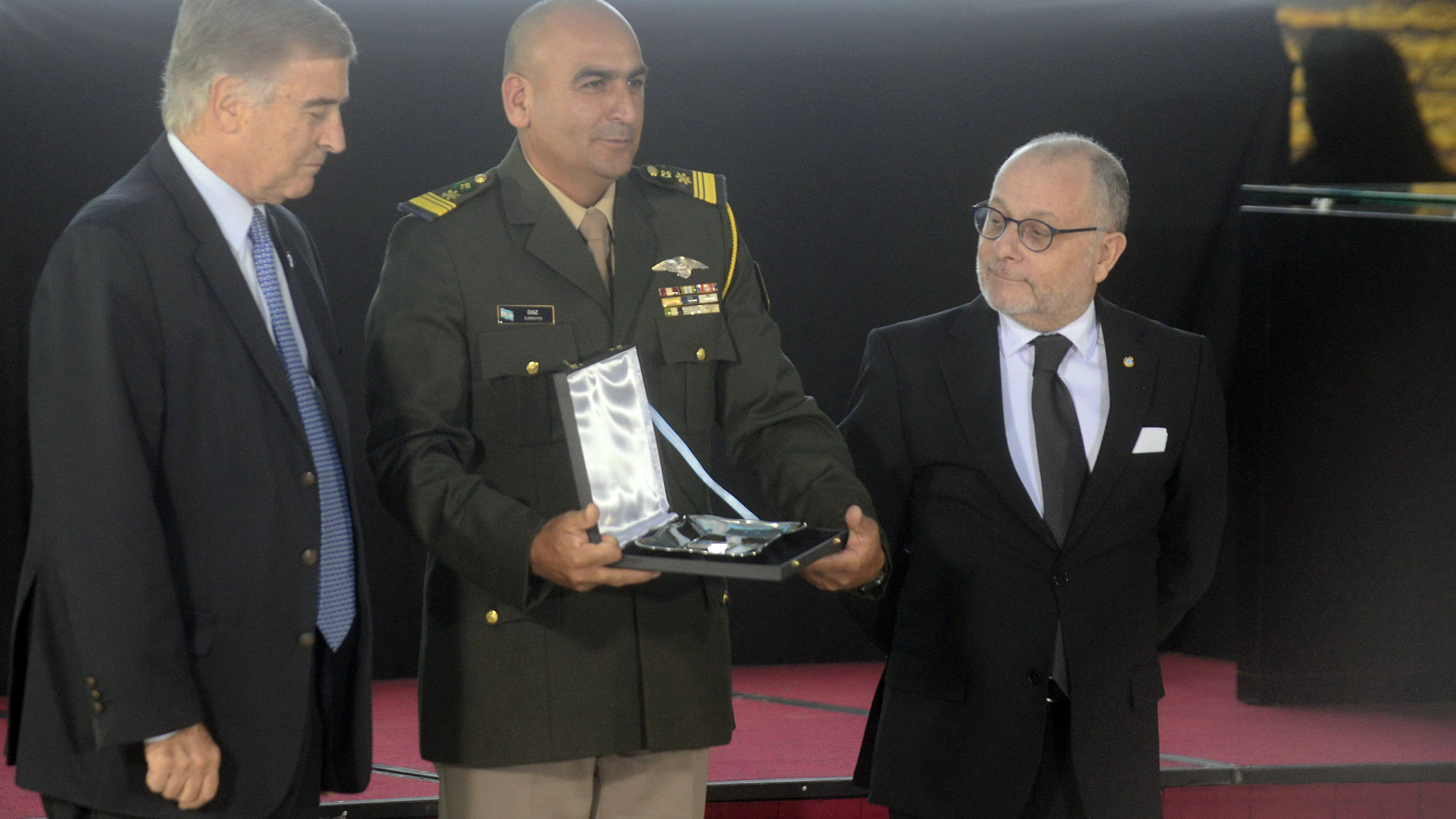 El sargento ayudante Fabián Díaz con la placa de reconocimiento que le entregara el ministro de Defensa.