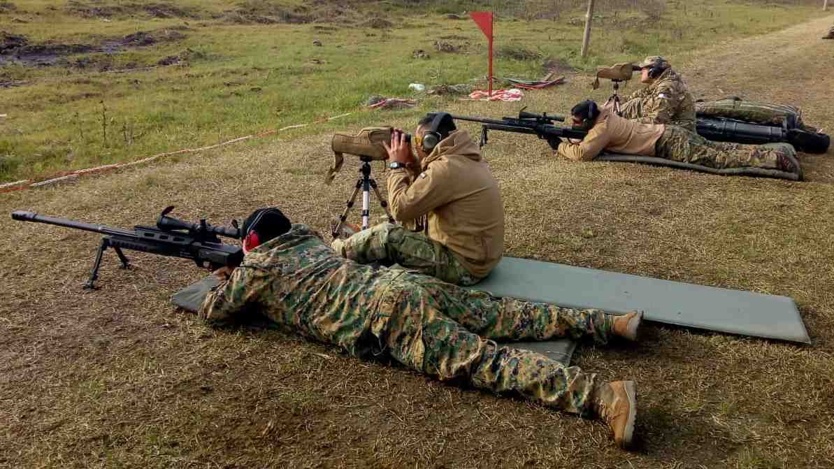 Cada pareja tirador-observador se retiran del curso con su fusil y elementos Ã³pticos reglados.