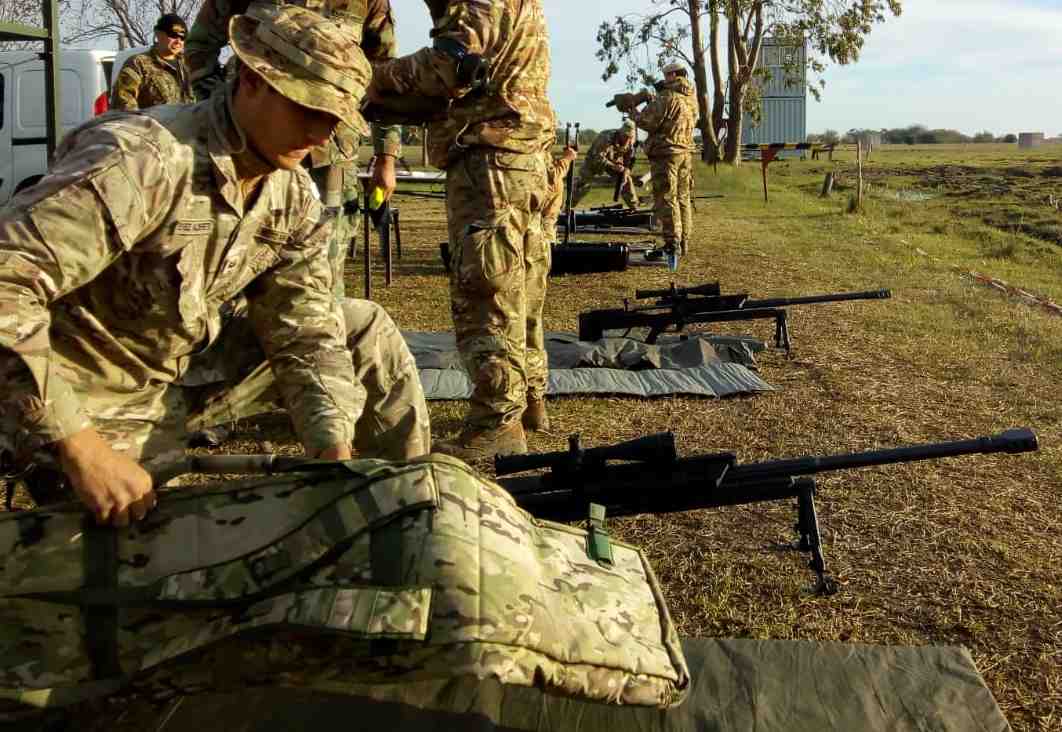 La etapa final del curso de tirador pesado se realiza en un polÃ­gono de tiro abierto en el interior del paÃ­s.