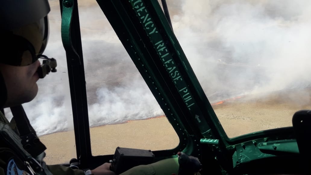 Un helicóptero de la Sección de Aviación de Ejército de Montaña 8 presta apoyo a los incendios forestales en San Rafael