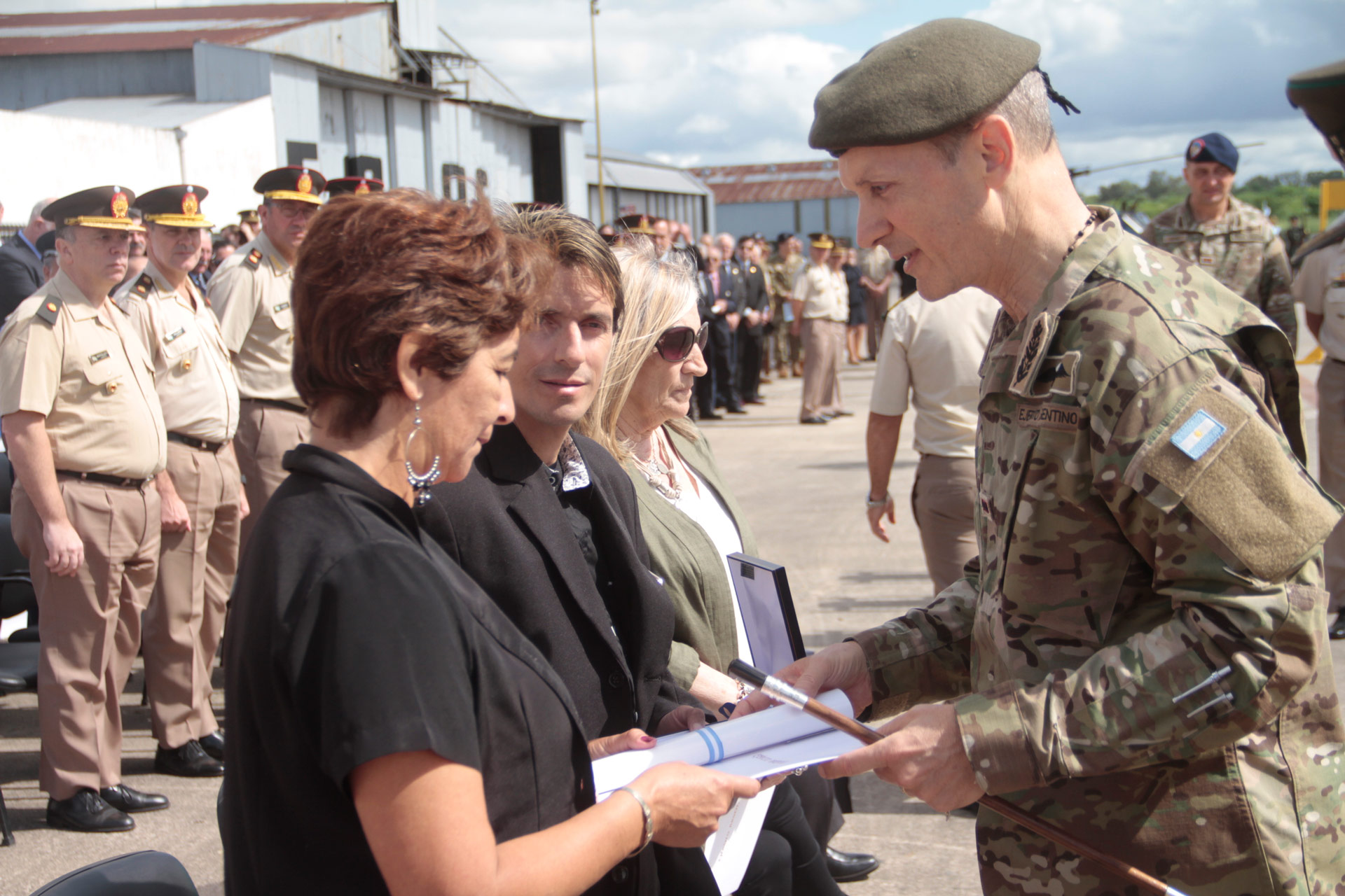 El general Pasqualini entrega reconocimiento a la hermana del sargento primero Dimotta
