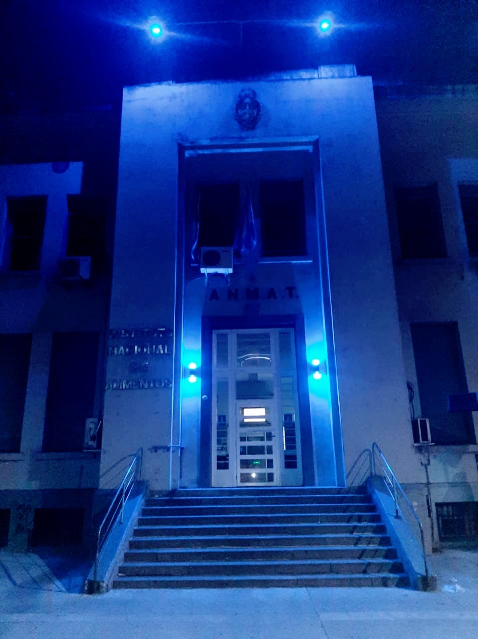 El edificio de INAL se vistió de color azul para sumarse a la propuesta.