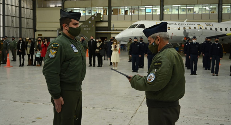 El titular de la Fuerza Aérea Argentina entrega uno de los diplomas de egreso del del Curso de Estandarización de Procedimientos para Aviadores de Transporte