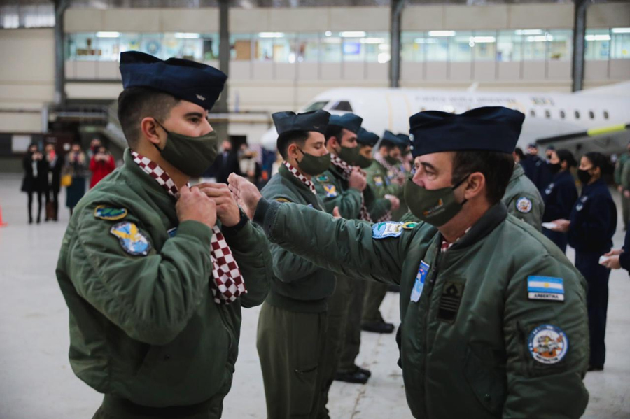 Autoridades de la Fuerza Aérea Argentina entregan los pañuelos correspondientes a los egresados del CEPAT