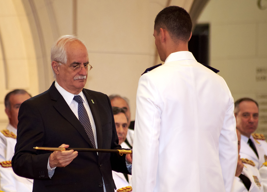 Ministro de Defensa entregando un sable a un alférez en el egreso conjunto 2022