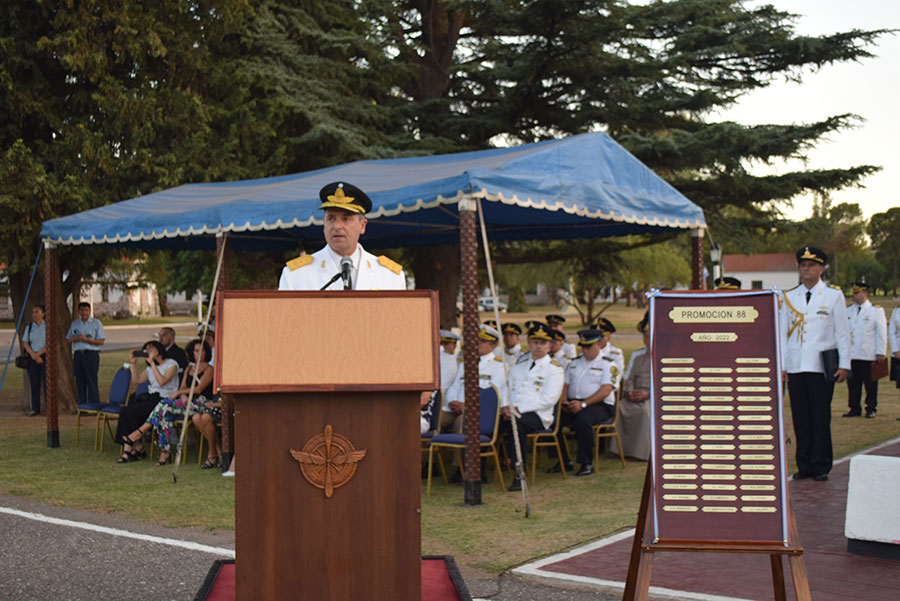 El director de la Escuela de Aviación Militar pronunciando un discurso