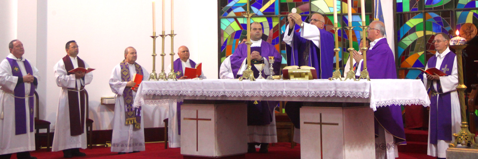 Personal del servicio oficia una misa en conmemoración del Día de los Muertos por la Patria.