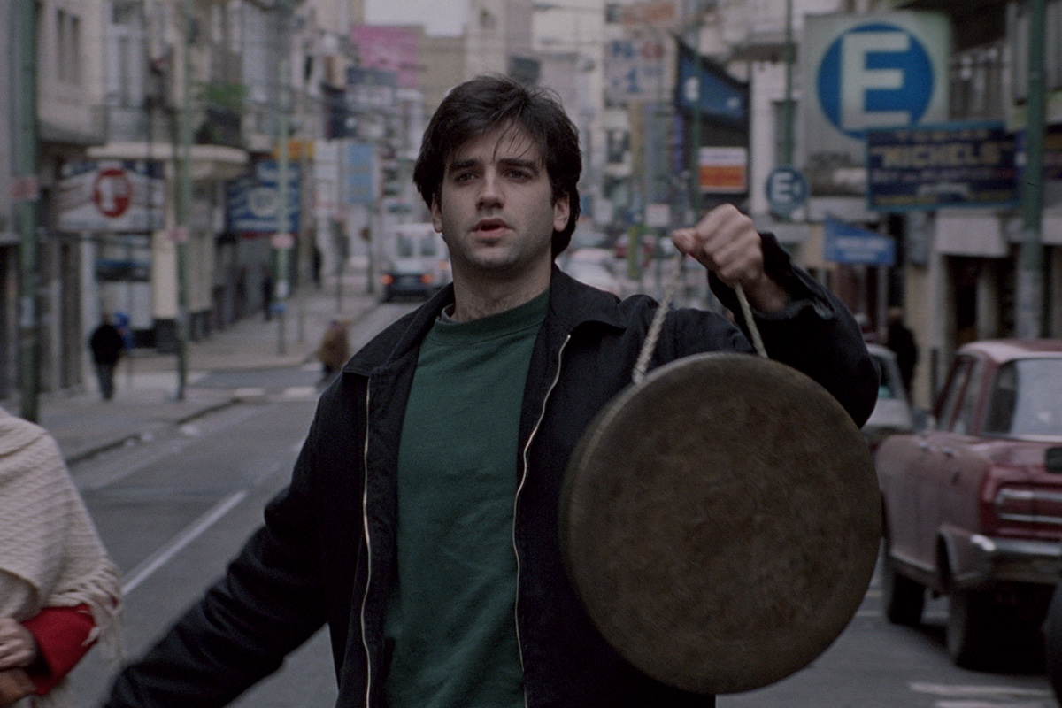 "El abrazo partido" se proyecta en la explanada del Palacio Libertad