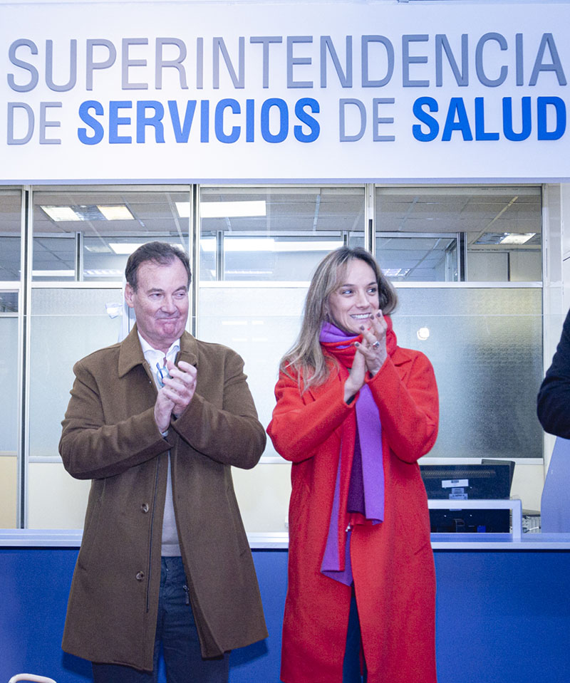 El Superintendente de Servicios de Salud, Daniel López y Malena Galmarini, Titular de AySa