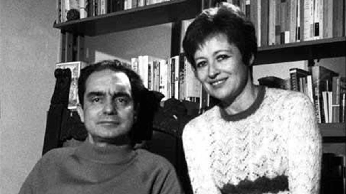 Calvino junto a su mujer, la traductora argentina Esther Judit Singer. Foto: elperiodico.com