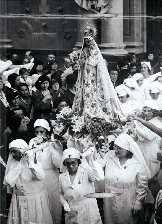 Enfermeras llevan en procesión a Nuestra Señora de los Remedios desde el templo de San Miguel, diciembre de 1933. Foto Archivo General de la Nación.
