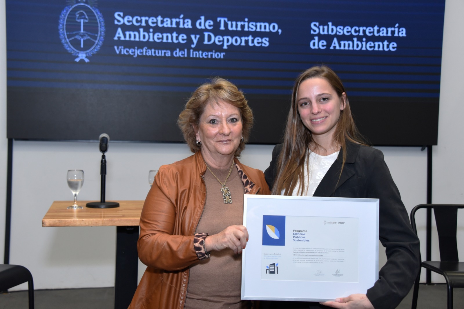 Ambiente distinguió a organismos del Estado por su compromiso con la sostenibilidad