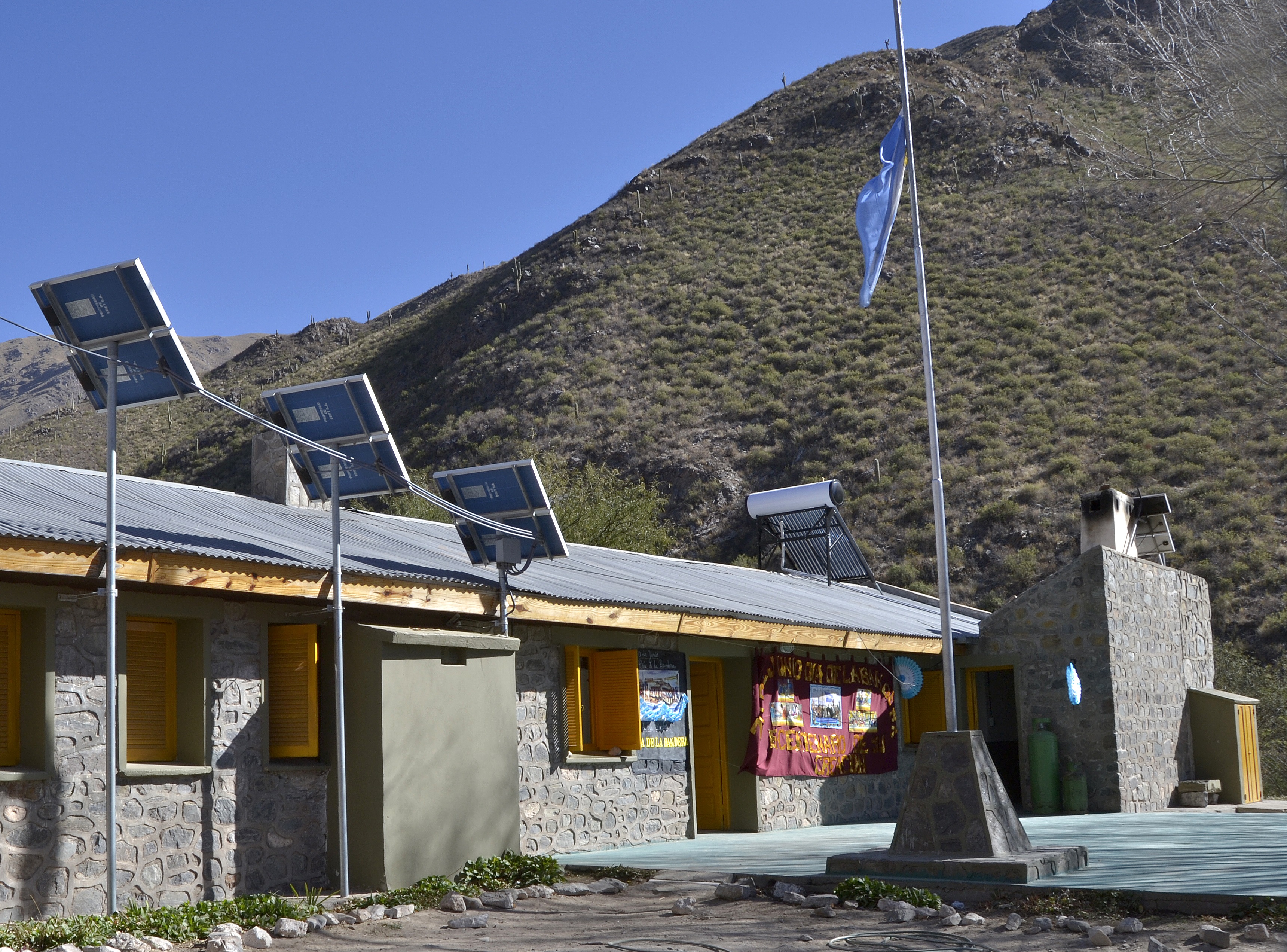 escuela rural con panel solar