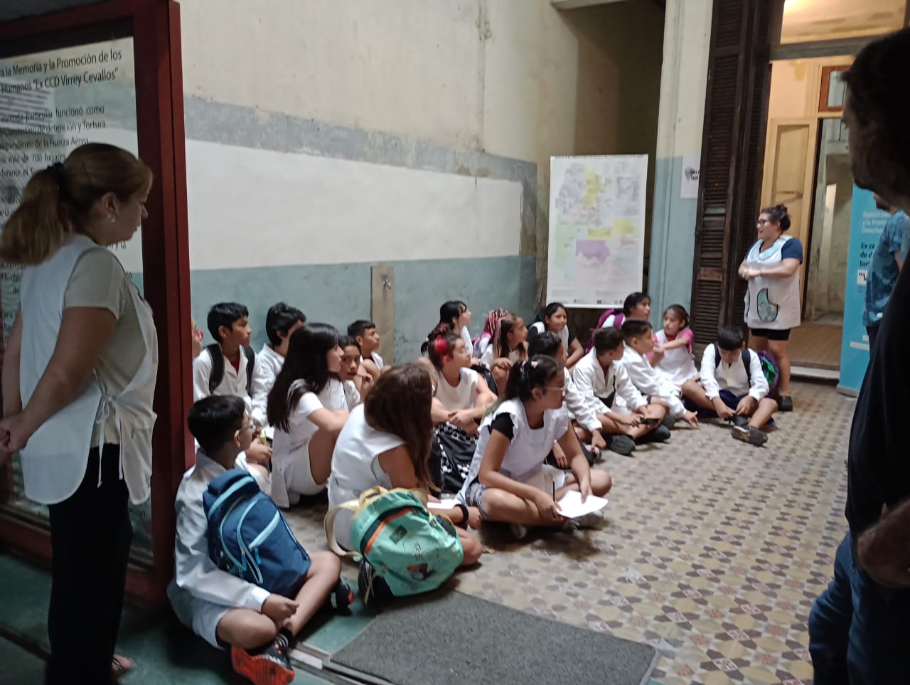 Visita pedagógica de escuelas al Espacio para la Memoria ex centro clandestino de detención, tortura y exterminio "Virrey Cevallos"