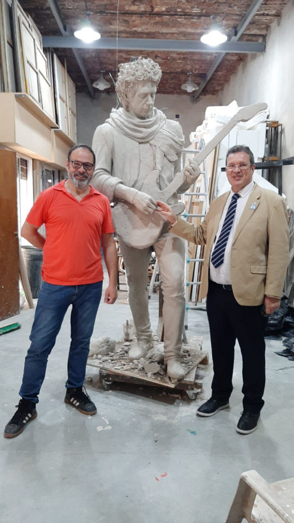 Bauer y Di Girolamo junto a la escultura de Cerati